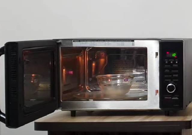 How to clean a microwave oven with lemon.